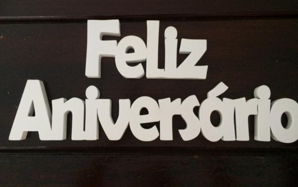 Feliz Aniversário Branco - Palavra Decorativa