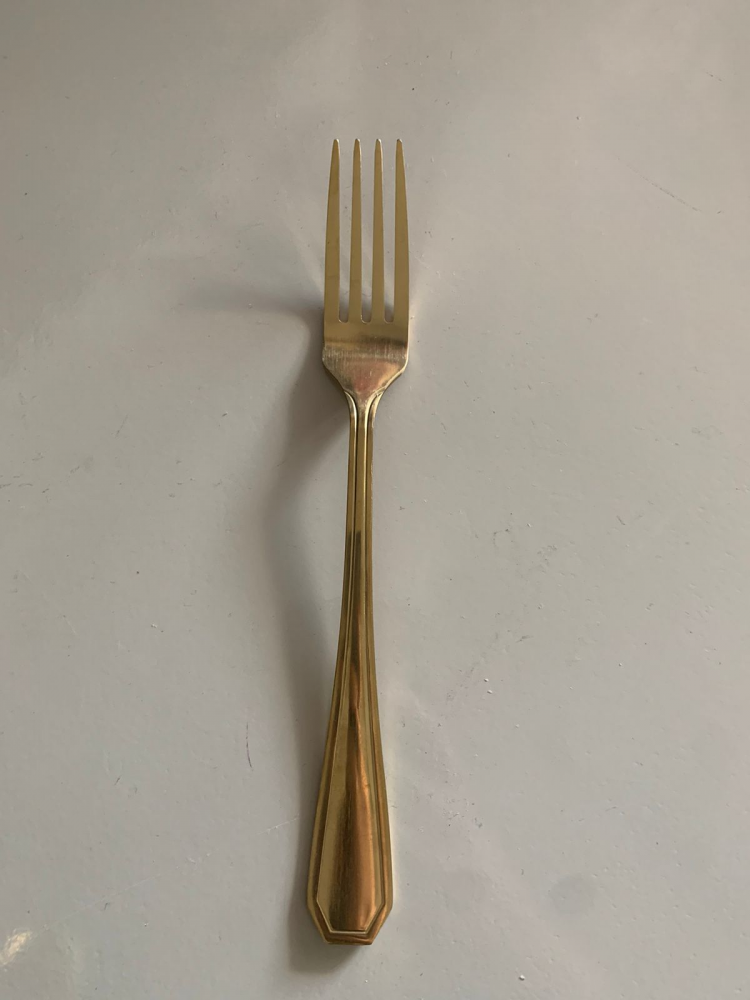 Garfo de mesa dourado