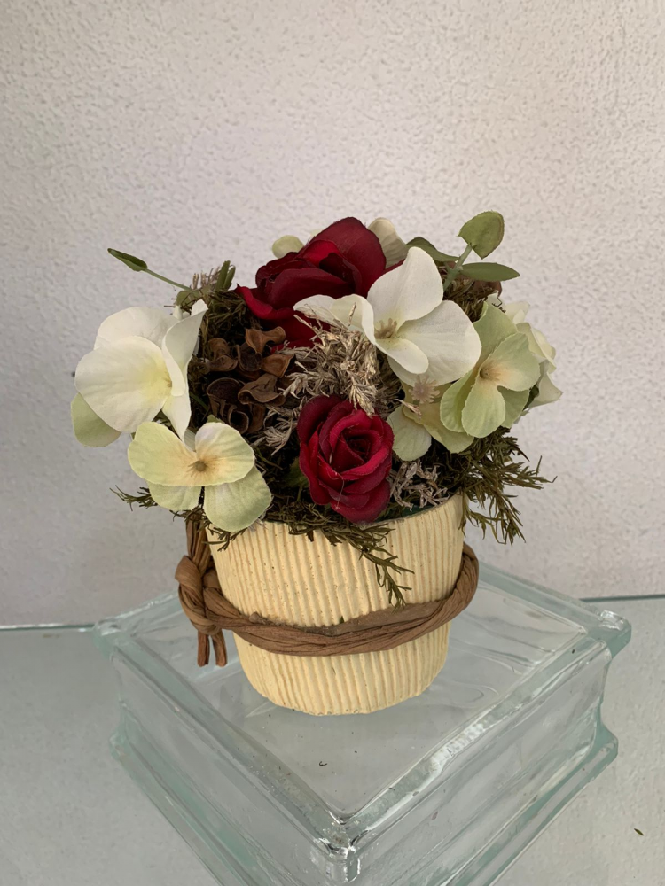 Vaso com flores marsala e verde bebê