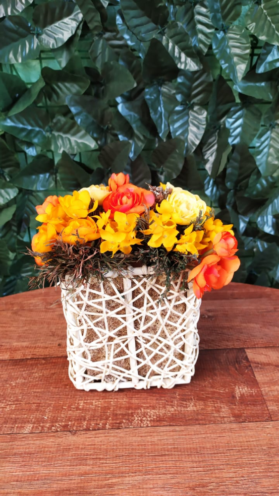 Cachepo com flores laranja e amarela