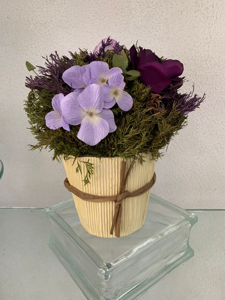 Vaso com flores roxa com lilás