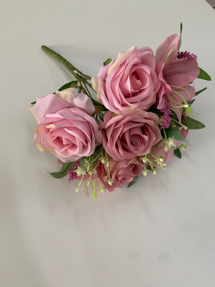 Buque rosa com lirio rosa escura com lilás