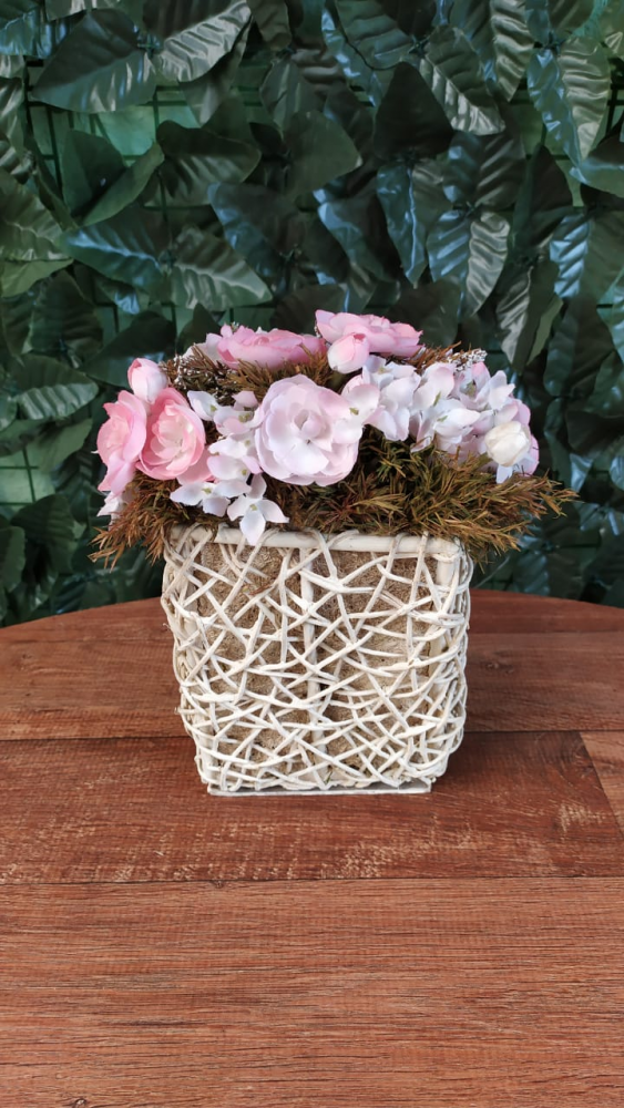 Cachepo com flores rosa